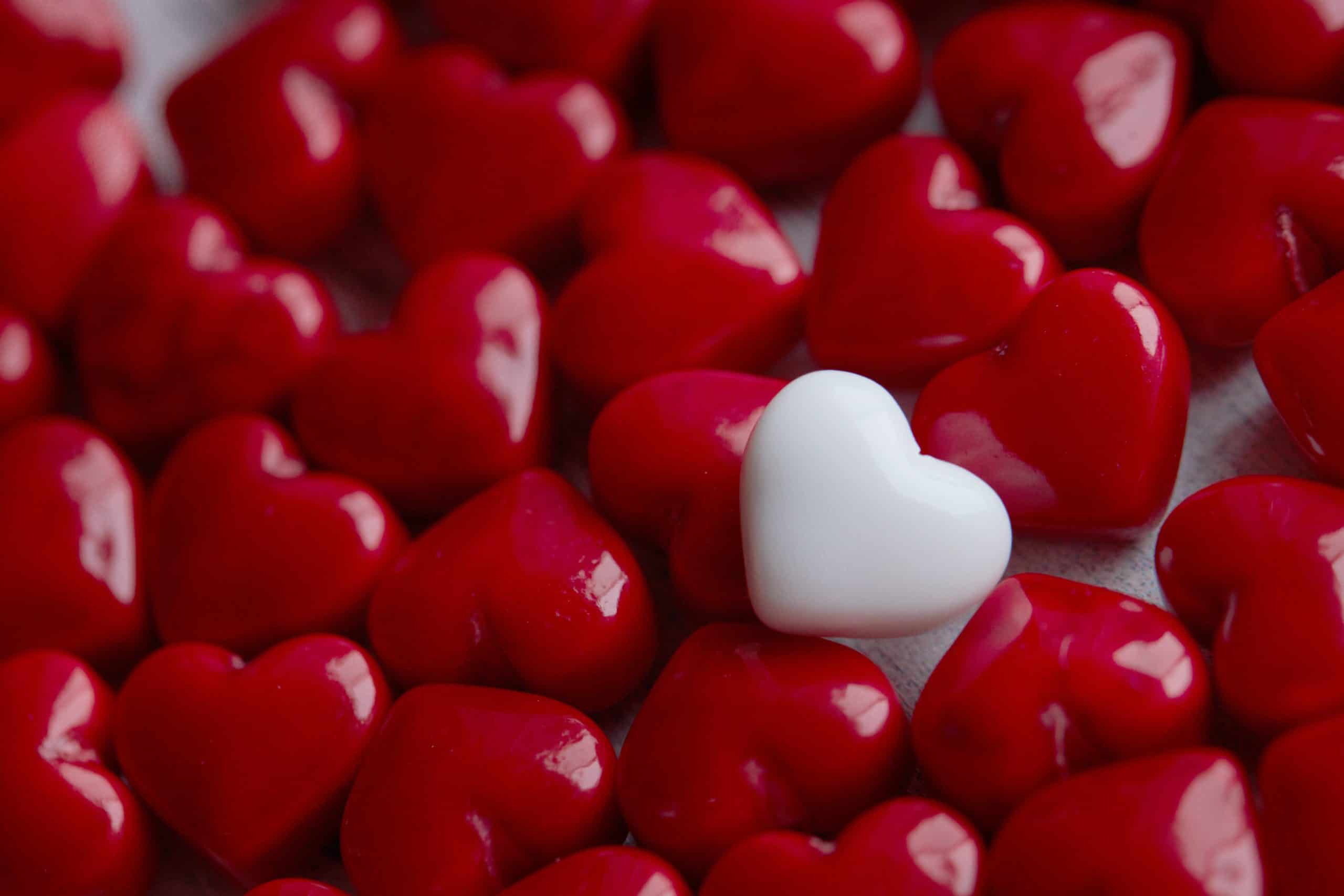 Bilden symboliserar medberoende - ett vitt hjärta bland många röda hjärtan