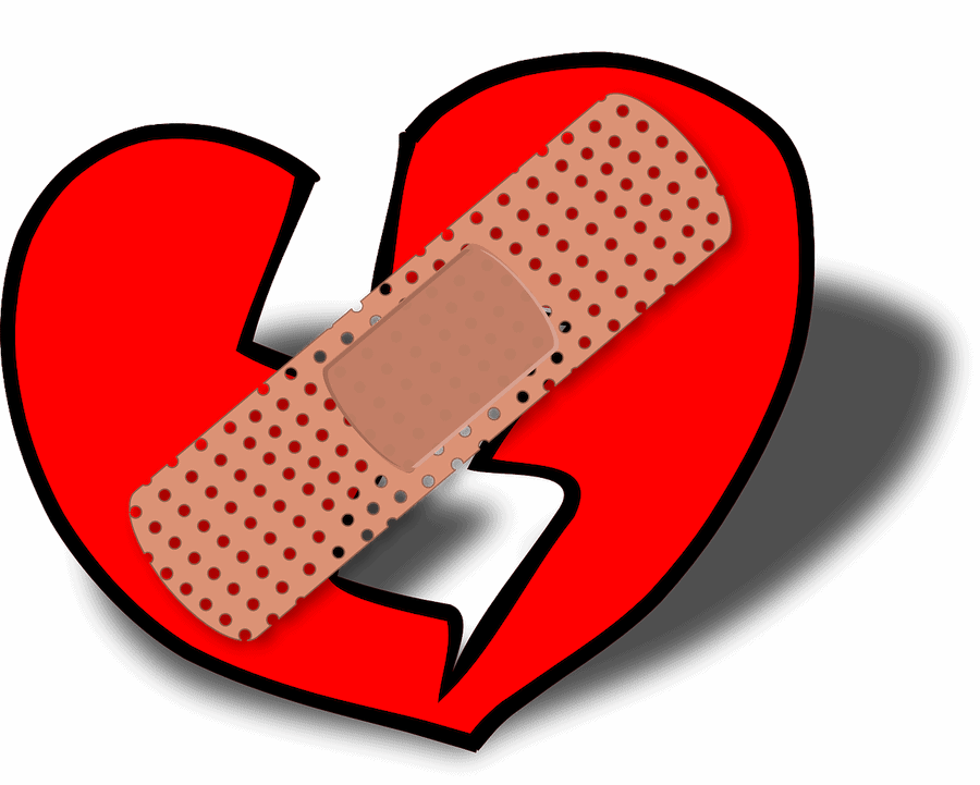 Brustet rött hjärta med plåster som lagas av parterapi. Parterapi i Stockholm